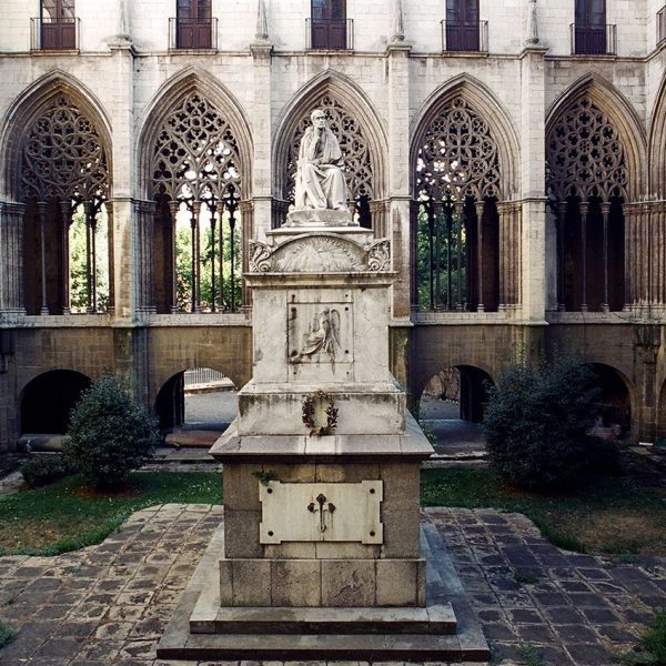 Vic.- Catedral de Sant Pere del 1803 – Claustre gòtic, S. XIV desmuntat i reconstruït en un nou traçat en el S. XVIII al construir-se la nova catedral (8/2000)