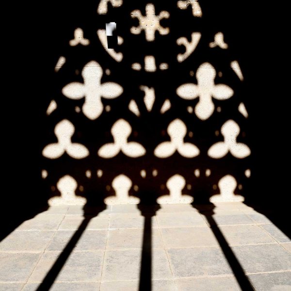 Vic.- Catedral de Sant Pere del 1803 – Ombra del calat d’un finestral gòtic (5/2026)
