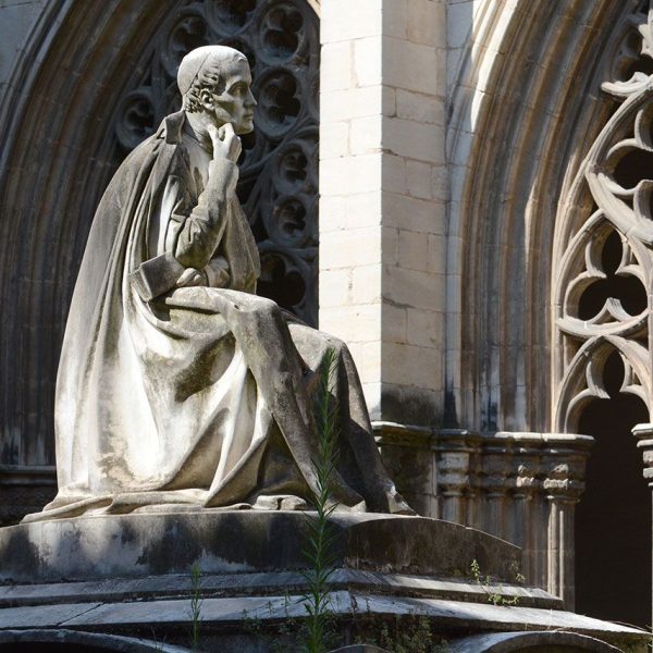Vic.- Catedral de Sant Pere del 1803 – Sepultura de Jaume Balmes coronada per l’estàtua del filòsof aixecada al centre del claustre feta per Josep Bover l’any 1853 (8/2018)