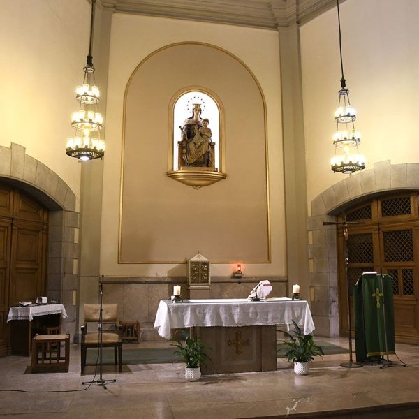 Terrassa.- Església barroca de Sant Francesc, S. XVII d’una sola nau – Absis poligonal cobert amb volta de creueria presidit per la imatge de la Verge del Carme (2/2026)