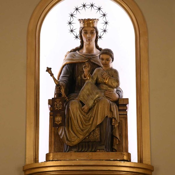 Terrassa.- Església barroca de Sant Francesc, S. XVII d’una sola nau - Imatge de la Verga del Carme amb l’Infant Jesús dins una fornícula de l’absis (2/2026)
