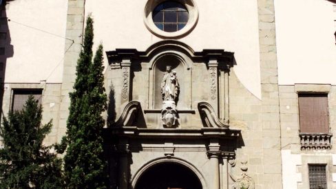 Vic.- Església barroca del Carme, S. XVIII - Portalada d'arc de mig punt flanquejada per columnes sobre pedestals i al damunt hi la imatge de la Mare de Déu del Carme (8/2000)