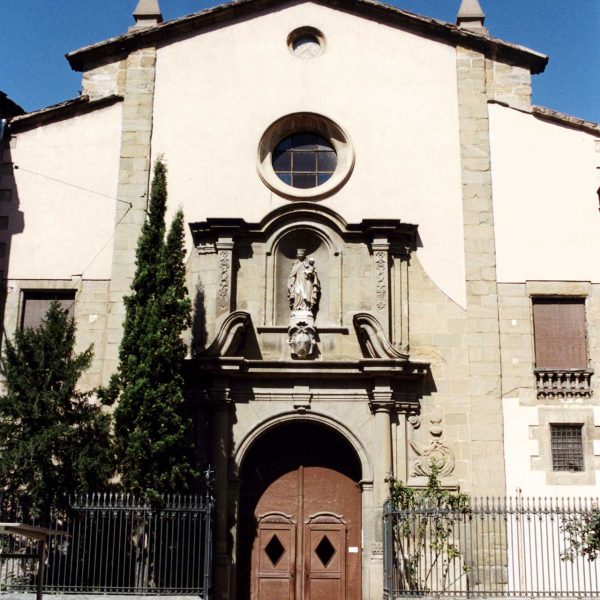 Vic.- Església barroca del Carme, S. XVIII - Portalada d'arc de mig punt flanquejada per columnes sobre pedestals i al damunt hi la imatge de la Mare de Déu del Carme (8/2000)