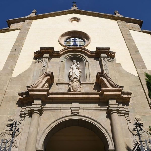 Vic.- Església barroca del Carme, S. XVIII - Portalada d'arc de mig punt flanquejada per columnes sobre pedestals i al damunt hi la imatge de la Mare de Déu del Carme (6/2026)
