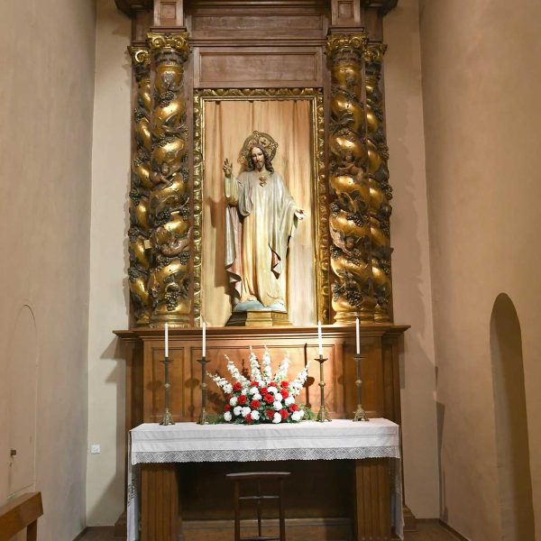Terrassa.- Església barroca de Sant Francesc, S. XVII d’una sola nau – Capella lateral dedicat al Sagrat Cor emmarcat per columnes salomòniques (2/2026)