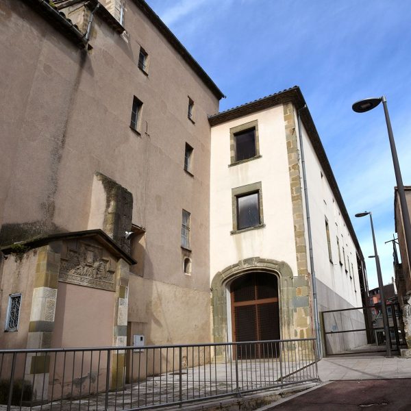 Vic.- Església barroca del Carme, S. XVIII – Últim tram lateral darrera del qual trobem les antigues dependències del convent pintades de color clar centrades en el claustre (6/2026)