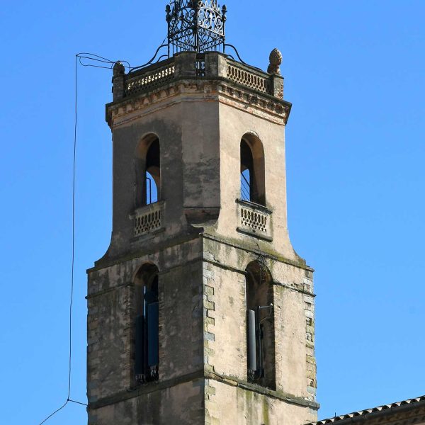 Vic.- Església barroca del Carme, S. XVIII – Campanar de planta quadrada amb l’últim cos més estret i aixamfranat rematat per un campanile amb dues campanes (3/2026)