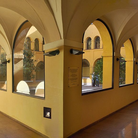 Terrassa.- Claustre de l’antic convent de Sant Francesc, S. XVII de planta quadrada integrat avui dia dins el complex de l’Hospital de Sant LLàtçer (11/2012)
