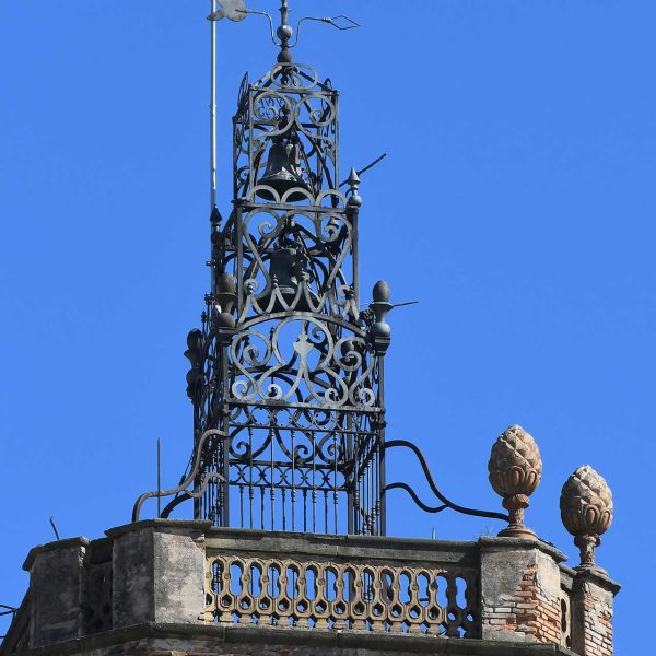 Vic.- Església barroca del Carme, S. XVIII – Campanar de planta quadrada amb l’últim cos més estret i aixamfranat rematat per un campanile amb dues campanes (3/2026)