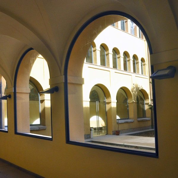 Terrassa.- Claustre de l’antic convent de Sant Francesc, S. XVII de planta quadrada coberta amb volta d’aresta decorat amb 26 plafons ceràmics dedicats a la vida de S. Francesc (11/2012)