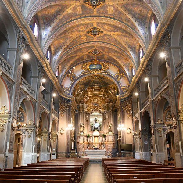 Vic.- Església barroca del Carme, S. XVIII d’una sola nau amb capelles laterals que sostenen tribunes i coberta amb volta de canó amb llunetes reforçada per arcs torals (6/2026)