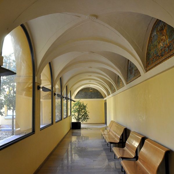 Terrassa.- Claustre de l’antic convent de Sant Francesc, S. XVII de planta quadrada coberta amb volta d’aresta decorat amb 26 plafons ceràmics dedicats a la vida de S. Francesc (11/2012)