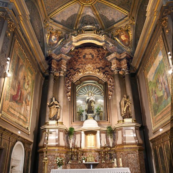 Vic.- Església barroca del Carme, S. XVIII – Presbiteri cobert per una cúpula i el retaule amb sis columnes que sostenen un entaulament emmarcant el cambril (6/2026)