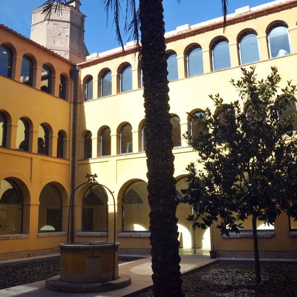 Terrassa.- Claustre de l’antic convent de S. Francesc, S. XVII de planta baixa i dos pisos distribuïts amb cinc obertures d’arc de mig punt per banda als baixos i deu a cada pis (11/2012)