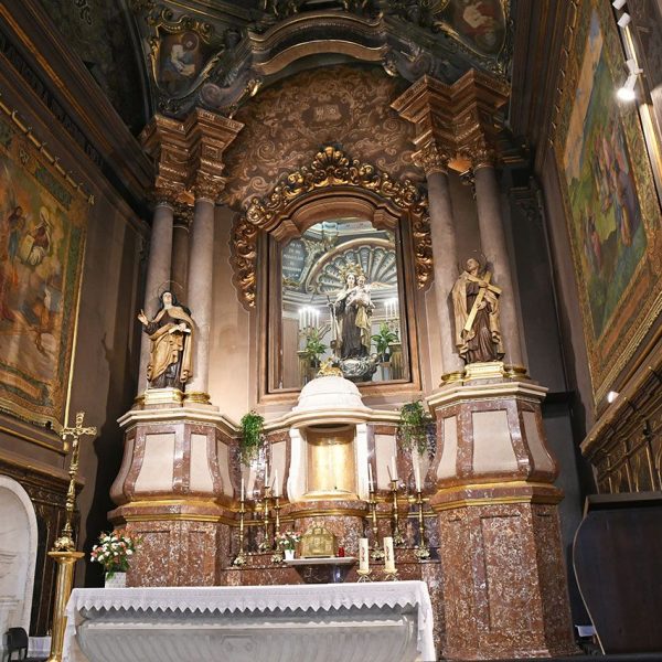 Vic.- Església barroca del Carme, S. XVIII – Retaule amb sis columnes sobre un pedestal que sostenen un entaulament que emmarca el cambril de la Mare de Déu del Carme (6/2026)