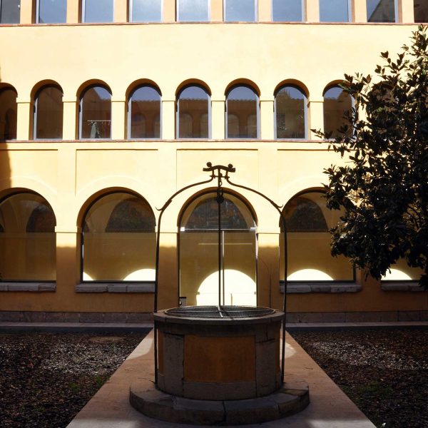 Terrassa.- Claustre de l’antic convent de S. Francesc, S. XVII de planta baixa i dos pisos distribuïts amb cinc obertures d’arc de mig punt per banda als baixos i deu a cada pis (11/2012)