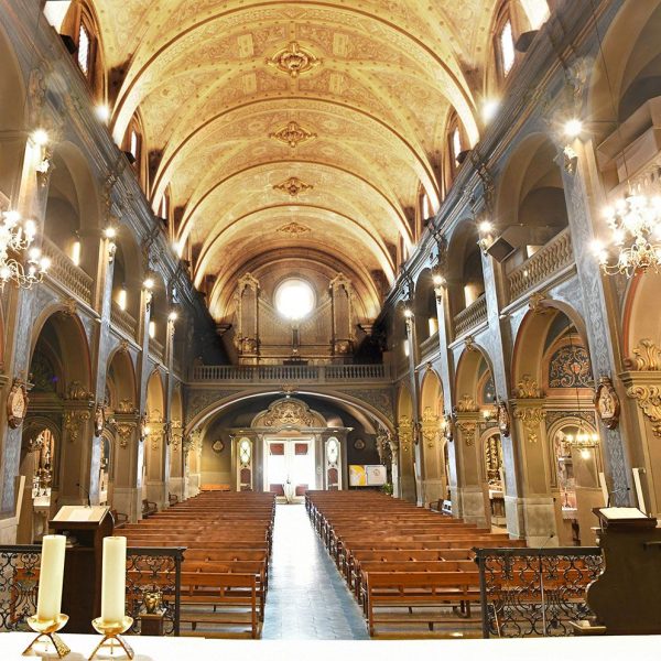 Vic.- Església barroca del Carme, S. XVIII – Fons de la nau coberta amb volta de canó amb llunetes, capelles laterals comunicades i cor sostingut per un arc carpanell (6/2026)