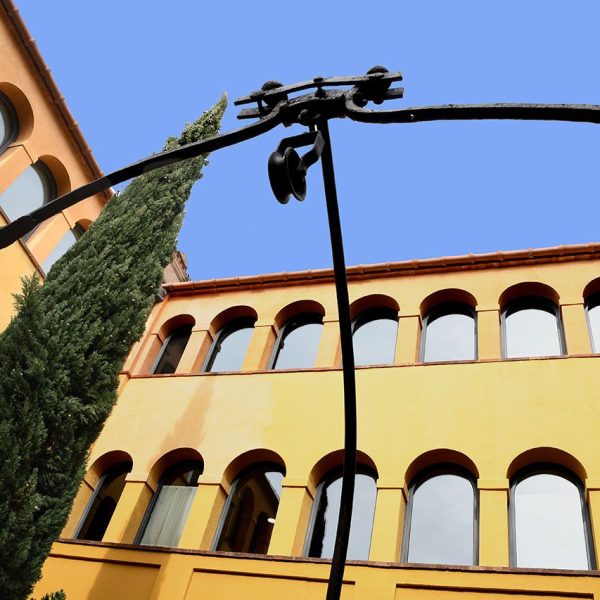 Terrassa.- Claustre de l’antic convent de Sant Francesc, S. XVII de planta baixa i dos pisos amb un pou central armat amb una politja sostinguda per tres braços metàl·lics (2/2026)