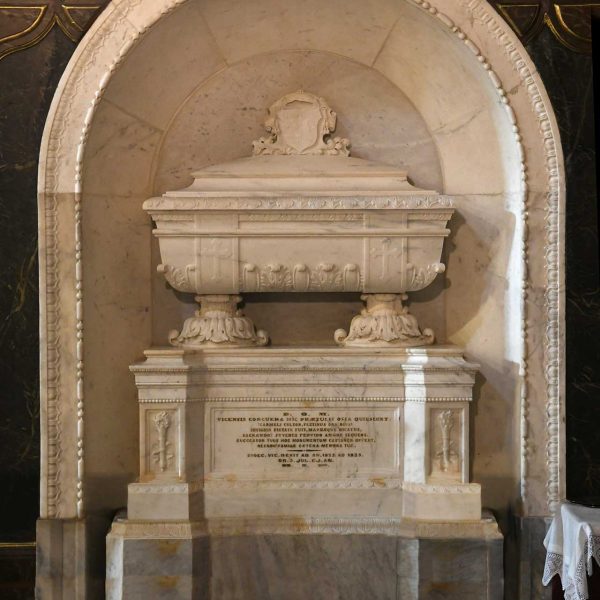 Vic.- Església barroca del Carme, S. XVIII – Sarcòfag de bisbe Pablo de Jesús de Corcuera Caserta (Càdis 1776 Vic 1835) erigit al presbiteri pel bisbe Joan Josep Castanyer (6/2026)