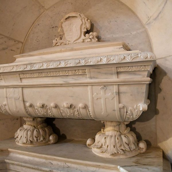 Vic.- Església barroca del Carme, S. XVIII – Sarcòfag de bisbe Pablo de Jesús de Corcuera Caserta (Càdis 1776 Vic 1835) erigit al presbiteri pel bisbe Joan Josep Castanyer (6/2026)