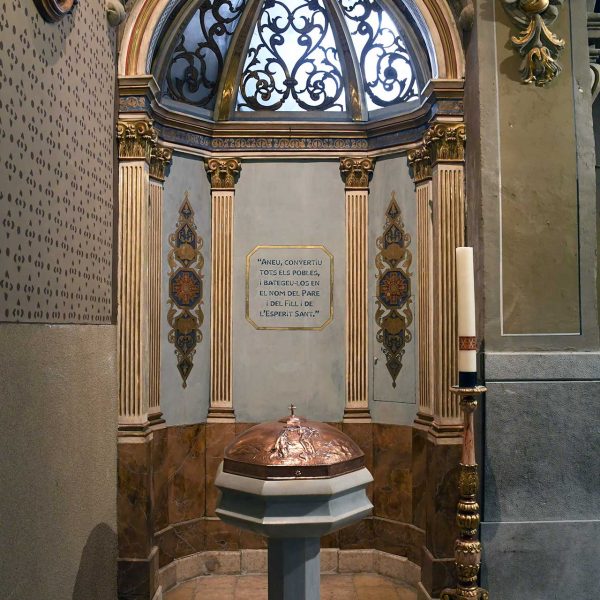 Vic.- Església del Carme, S. XVIII – Capella baptismal semicircular amb la pica octogonal amb dues motllures aixamfranades sostinguda sobre un fust i peu també octogonals (6/2026)