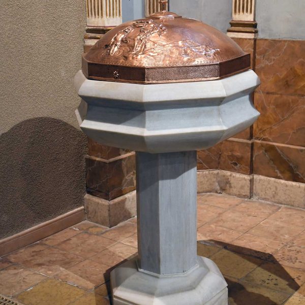Vic.- Església del Carme, S. XVIII – Capella baptismal semicircular amb la pica octogonal amb dues motllures aixamfranades sostinguda sobre un fust i peu també octogonals (6/2026)