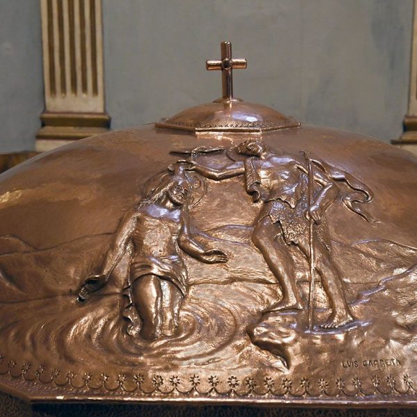 Vic.- Església del Carme, S. XVIII – Tapa de la pica baptismal decorada amb l’escena del baptisme de Jesús per Sant Joan Baptista (6/2026)