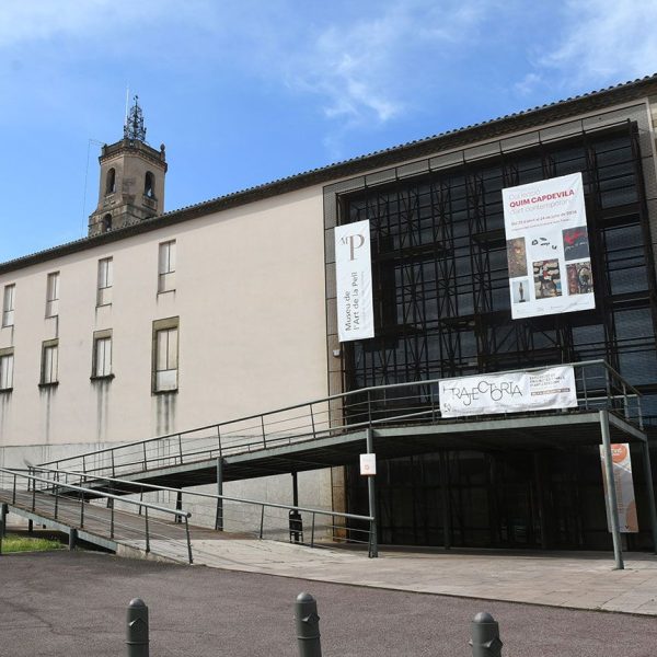 Vic.- Església del Carme, S. XVIII – Antigues dependències del convent del Carme que acullen un centre cívic Joan Triadú al claustre i el Museu de l’Art de la Pell als pisos (6/2026)