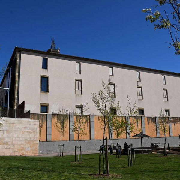Vic.- Església del Carme, S. XVIII – Antigues dependències del convent del Carme que acullen un centre cívic Joan Triadú al claustre i el Museu de l’Art de la Pell als pisos (6/2026)
