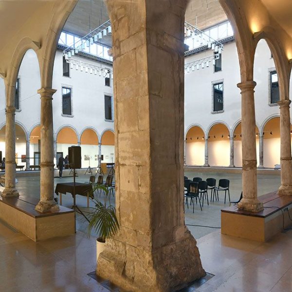 Vic.- Església del Carme, S. XVIII – Claustre barroc de l’antic convent del Carme de planta quadrada on s’hi obren set arcades d’arc de mig punt amb el fust bombat per banda (5/2026)