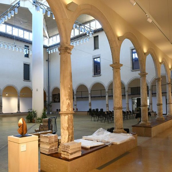 Vic.- Església del Carme, S. XVIII – Claustre barroc de l’antic convent del Carme de planta quadrada on s’hi obren set arcades d’arc de mig punt amb el fust bombat per banda (5/2026)