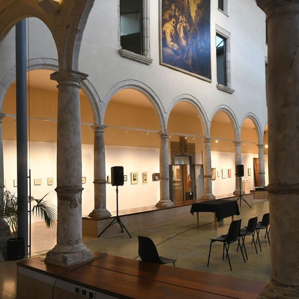 Vic.- Església del Carme, S. XVIII – Claustre barroc de l’antic convent del Carme obra de Joan Morató de planta quadrada i dos pisos que acull el centre cívic Joan Triadú (5/2026