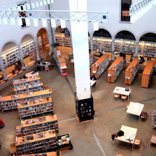 Vic.- Església del Carme, S. XVIII – Claustre del convent del Carme quant acollia des de 1996 la biblioteca Joan Triadú traslladada el 2022 a la nova biblioteca Pilarín Bayès (9/2000)