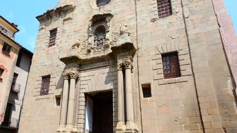 Vic.- Església barroca de la Pietat, S. XVI/XVII – Façana amb la porta flanquejada per dues parelles de columnes i al damunt hi ha una fornícula amb el grup escultòric de la Pietat (8/2018)
