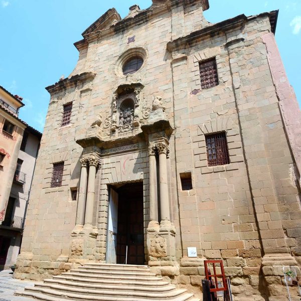 Vic.- Església barroca de la Pietat, S. XVI/XVII – Façana amb la porta flanquejada per dues parelles de columnes i al damunt hi ha una fornícula amb el grup escultòric de la Pietat (8/2018)