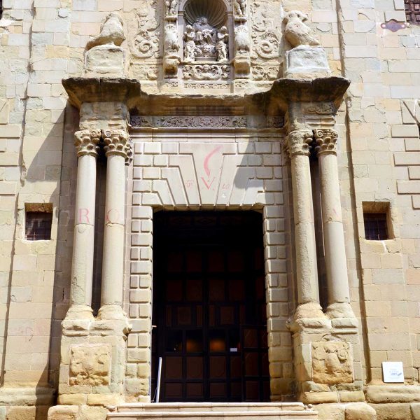 Vic.- Església barroca de la Pietat, S. XVI/XVII – Façana amb la porta flanquejada per dues parelles de columnes i al damunt hi ha una fornícula amb el grup escultòric de la Pietat (8/2018)
