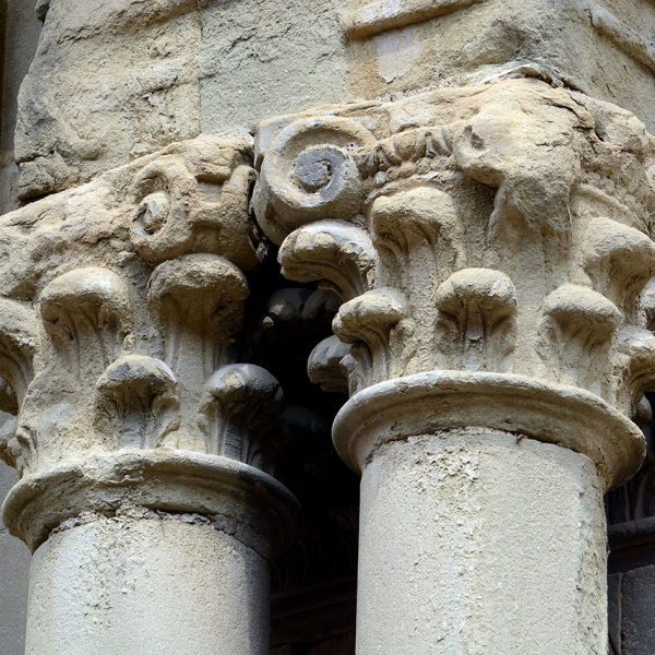 Vic.- Església barroca de la Pietat, S. XVI/XVII - Capitells corintis de les columnes que flanquegen la porta (8/2018)
