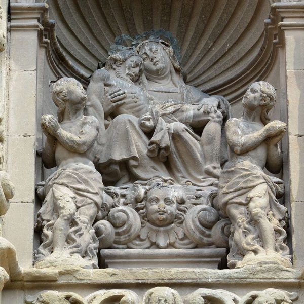 Vic.- Església barroca de la Pietat, S. XVI/XVII – Fornícula sobre la porta amb el grup escultòric de la Pietat (8/2018)