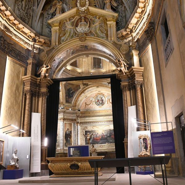 Vic.- Església barroca de la Pietat, S. XVI/XVII – Presbiteri que dona pas a la capella dels Sants Màrtirs del S. XVIII on s’han descobert unes importants pintures de Marià Colomer (7/2026)