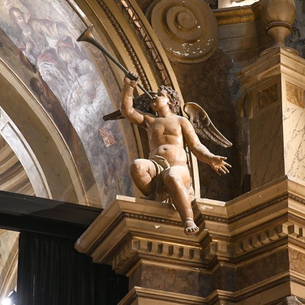 Vic.- Església barroca de la Pietat, S. XVI/XVII – Querubí amb trompeta que decora la columna de l’arcada que comunica amb la capella dels Sants Màrtirs (7/2026)