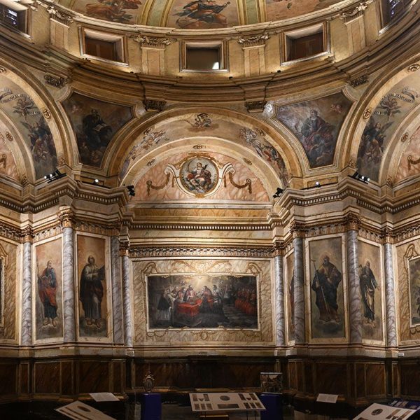 Vic.-Església de la Pietat-Capella dels Sants Màrtirs, S. XVIII decorades amb pintures de Marià Colomer- Al netejar la cúpula es van descobrir noves pintures amagades als anys 60 (7/2026)