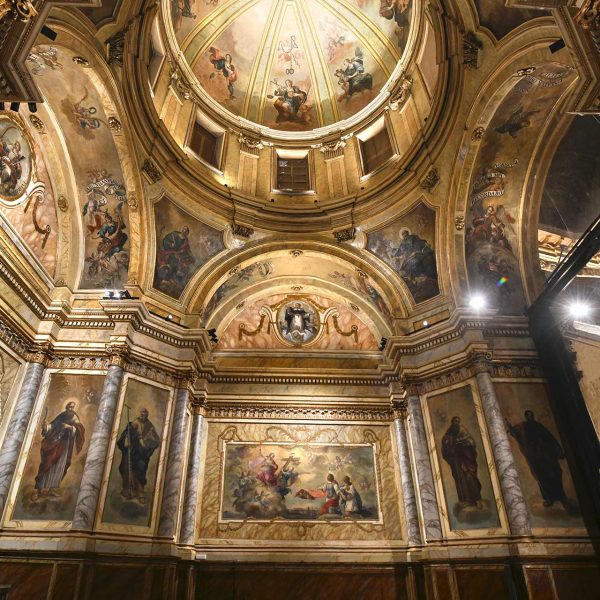 Vic.-Església de la Pietat-Capella dels Sants Màrtirs, S. XVIII decorades amb pintures de Marià Colomer- Al netejar la cúpula es van descobrir noves pintures amagades als anys 60 (7/2026)