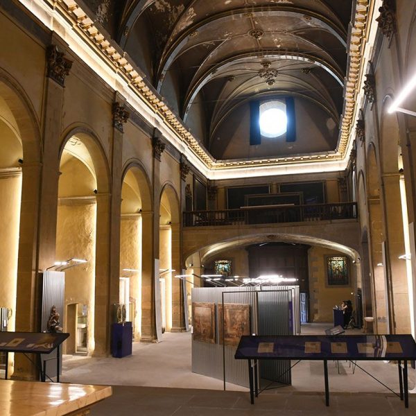 Vic.- Església barroca de la Pietat, S. XVI/XVII – Vista del fons de la nau amb capelles laterals coberta amb volta de creueria una vegada restaurada el 2026 per usos culturals (7/2025)
