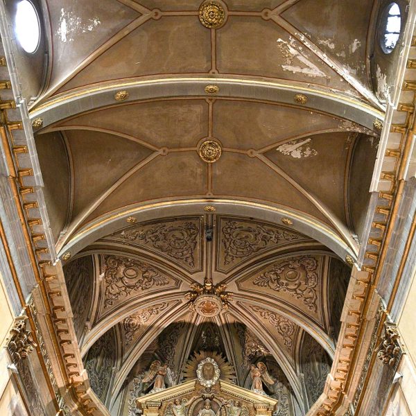 Vic.- Església barroca de la Pietat, S. XVI/XVII – Coberta de la nau amb arcs de creueria amb llunetes i de la conca absidal nervada amb decoració d’estuc en plena restauració (8/2021)