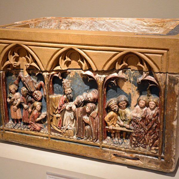 Vic.- Església de la Pietat - Urna de Sant Llúcia i Sant Marcià, S. XIV – Frontal amb la representació des tres episodis de la seva vida (M.E.V) (11/2016)
