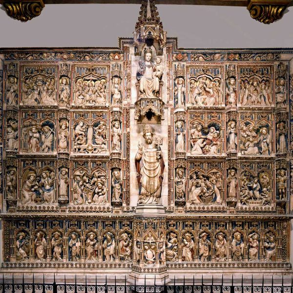Vic.- Catedral de Sant Pere – Antic retaule gòtic d’alabastre de l’altar major de Pere Oller datat entre 1420 i 1427 dedicat a la Mare de Déu i Sant Pere (8/2018)