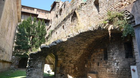 Vic.- Castell dels Montcada, S. XI que havia acollit les funcions residencials del veguer. Abandonat l’any 1860 i enderrocades les restes el 1882 es va descobrir el Temple Romà (8/2018)