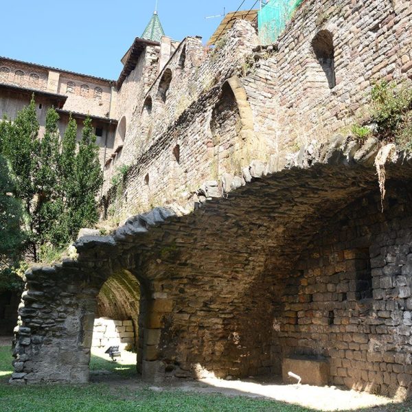 Vic.- Castell dels Montcada, S. XI que havia acollit les funcions residencials del veguer. Abandonat l’any 1860 i enderrocades les restes el 1882 es va descobrir el Temple Romà (8/2018)