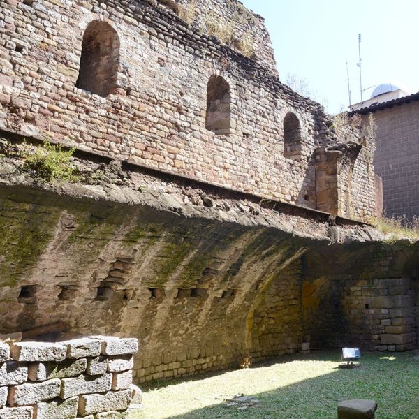 Vic.- Castell dels Montcada, S. XI de planta gairebé quadrada constava de planta baixa i dos pisos que envoltaven el temple romà que feia funció de pati interior descobert (1/2026)