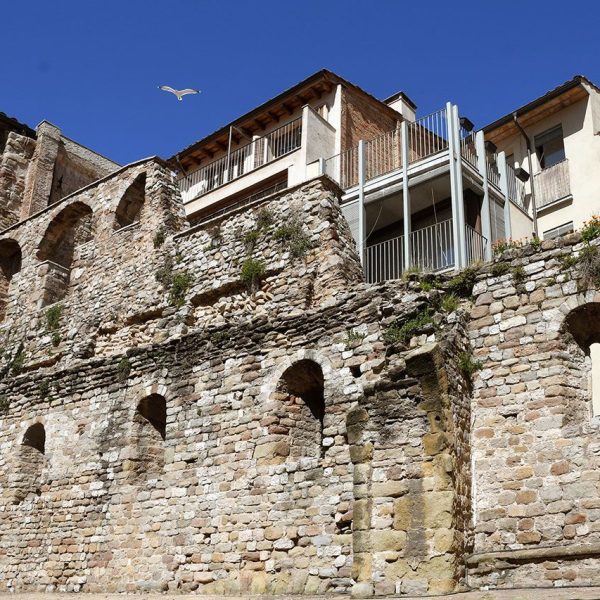 Vic.- Castell dels Montcada, S. XI enderrocat l’any 1882 - Mur septentrional en que s’observen les finestres de les plantes superiors i restes de la volta de la planta baixa (1/2026)